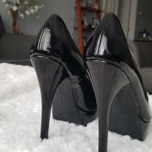 Bold, Black Jessica Simpson Pumps